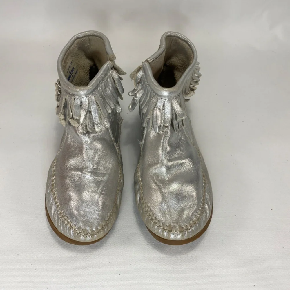 Minnetonka Youth 4 Silver Leather Fringe Zip Moccasins Rubber Sole Outdoor Wear